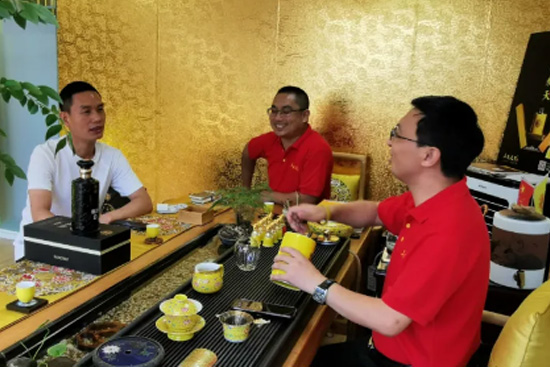 熱烈歡迎漢朝酒業(yè)來(lái)‘真龍?zhí)熳硬琛瘏⒂^考察! 熱烈歡迎漢朝酒業(yè)來(lái)‘真龍?zhí)熳硬琛瘏⒂^考察!